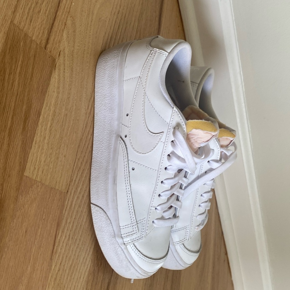 Women’s Nike Tennis Shoe (White)
